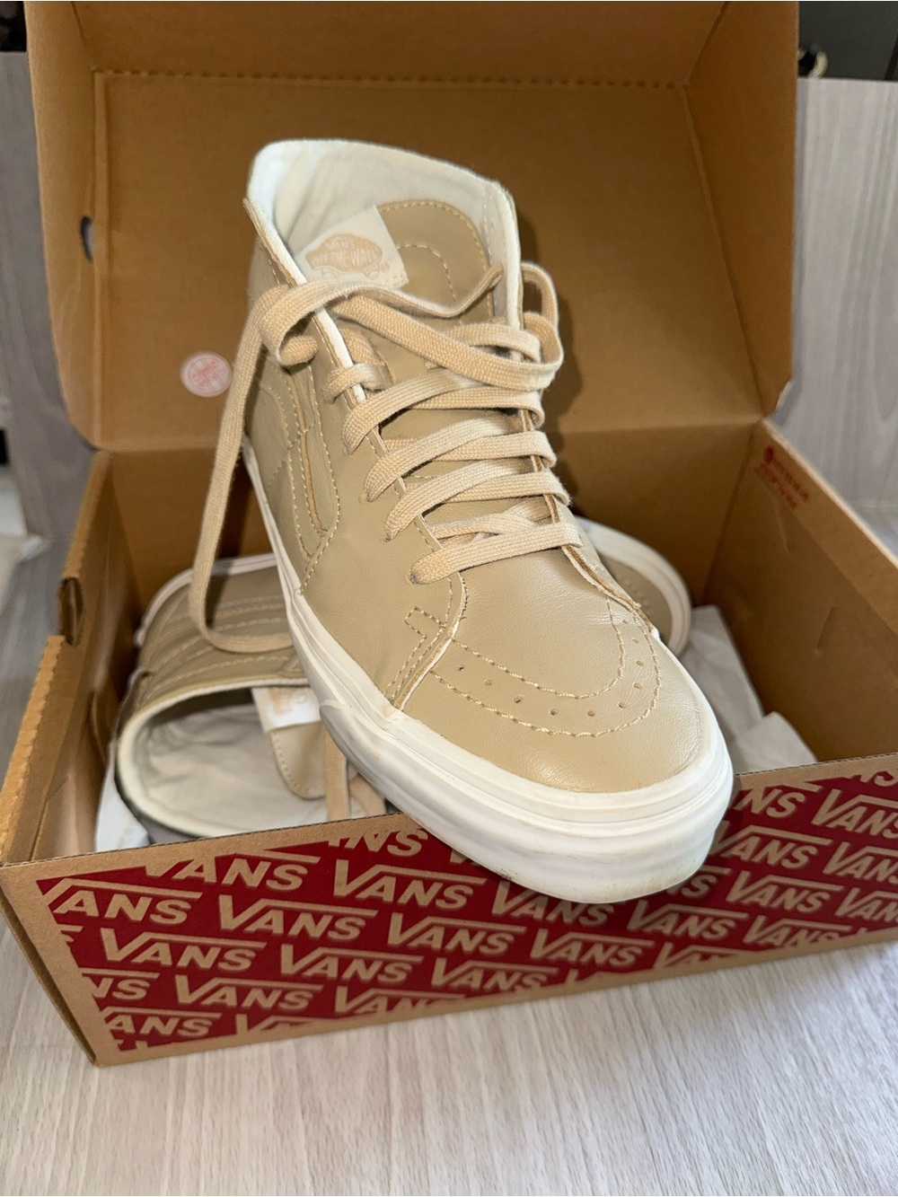 Vans woman’s Mid-Top Sneakers in Beige